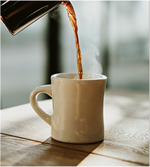 Imagem de bulé e xícara de café