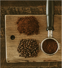 Imagem de café em grãos e em pó moído